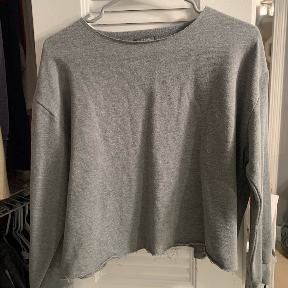 Grey long-sleeve crop shirt